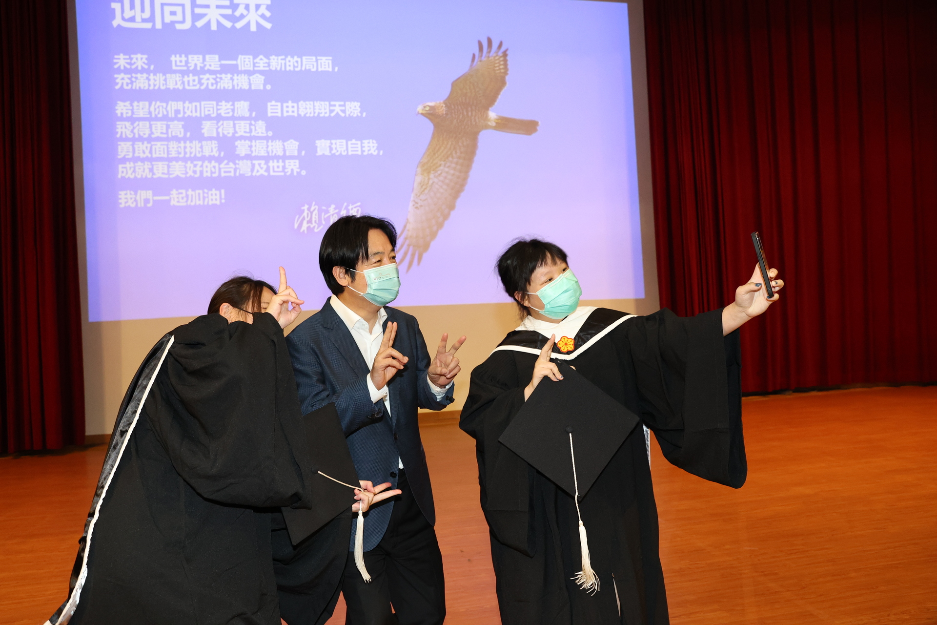 賴清德親和力十足，與師生合影04