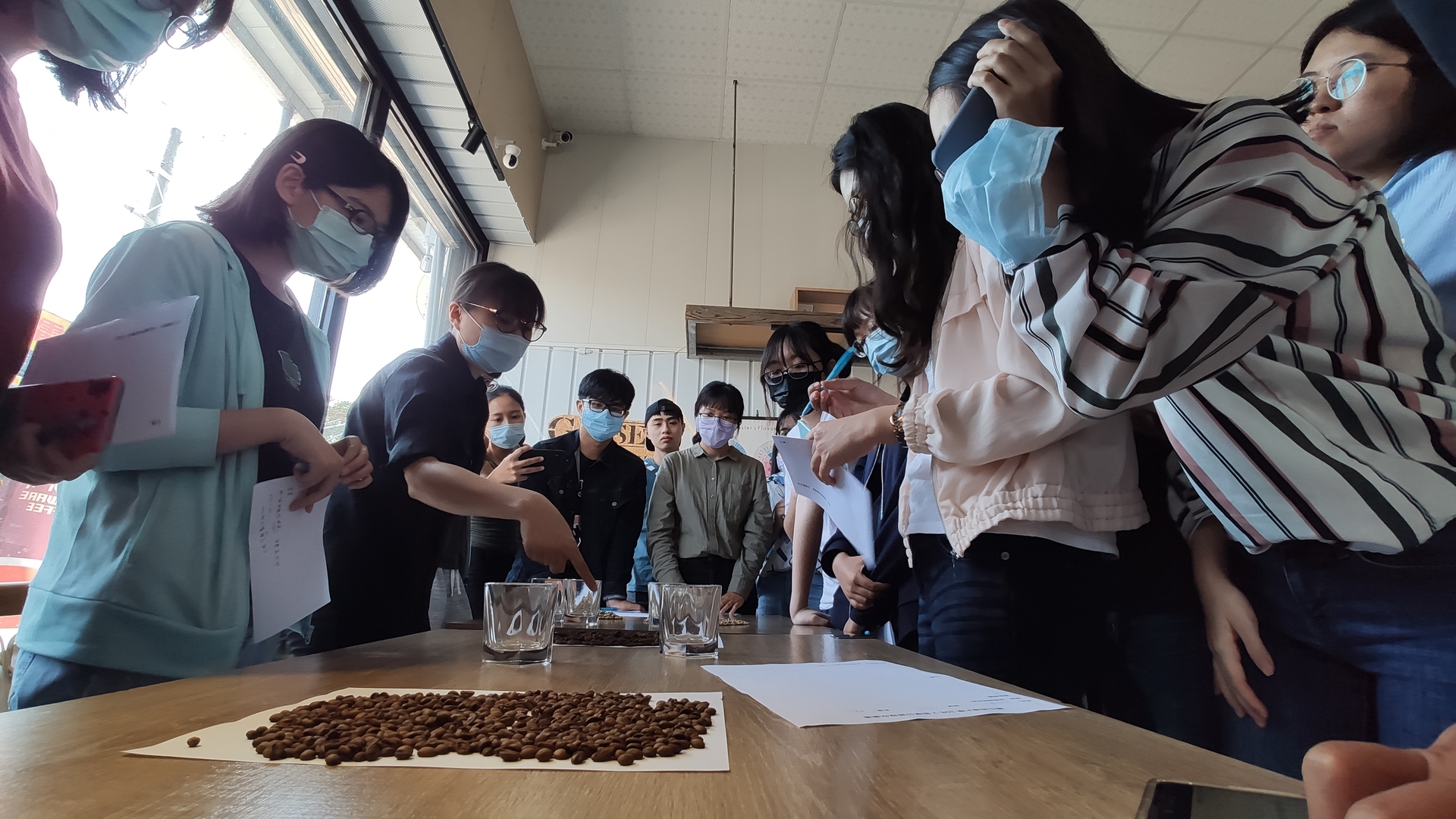 咖啡店業者介紹咖啡豆種類及烘焙方式