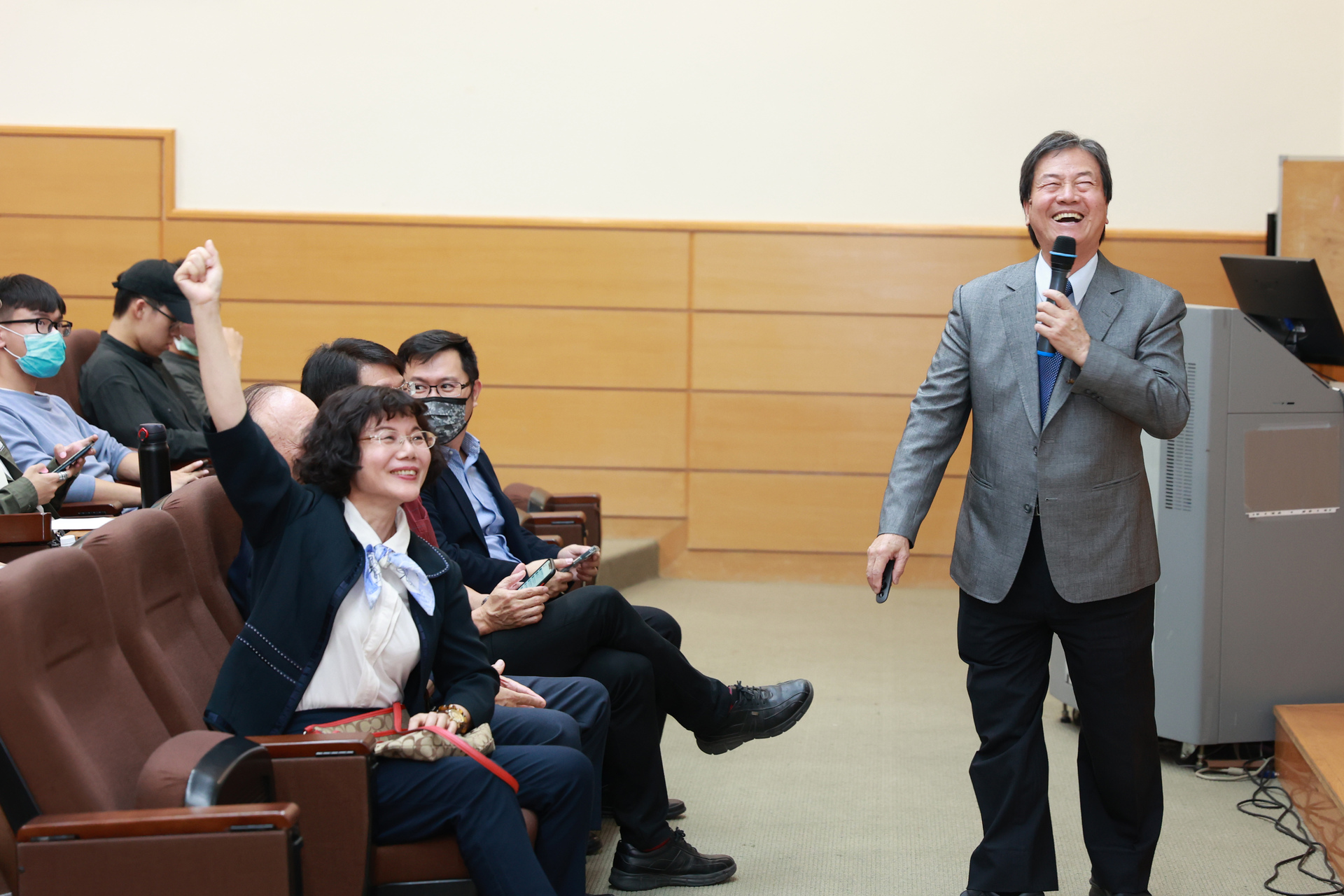 福貞控股公司董事長李榮福(立者)出席母校卓越講座,分享企業經營智慧,與校長陳月端(舉手者)互動熱絡。圖片