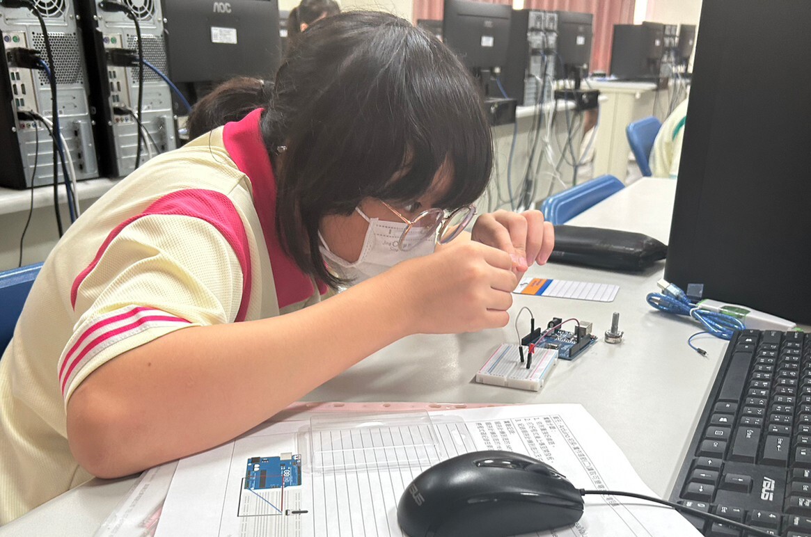 The "Science Communication Club" guides junior high school students at Municipal Ke-Liao Junior High School to explore scientific principles. 001