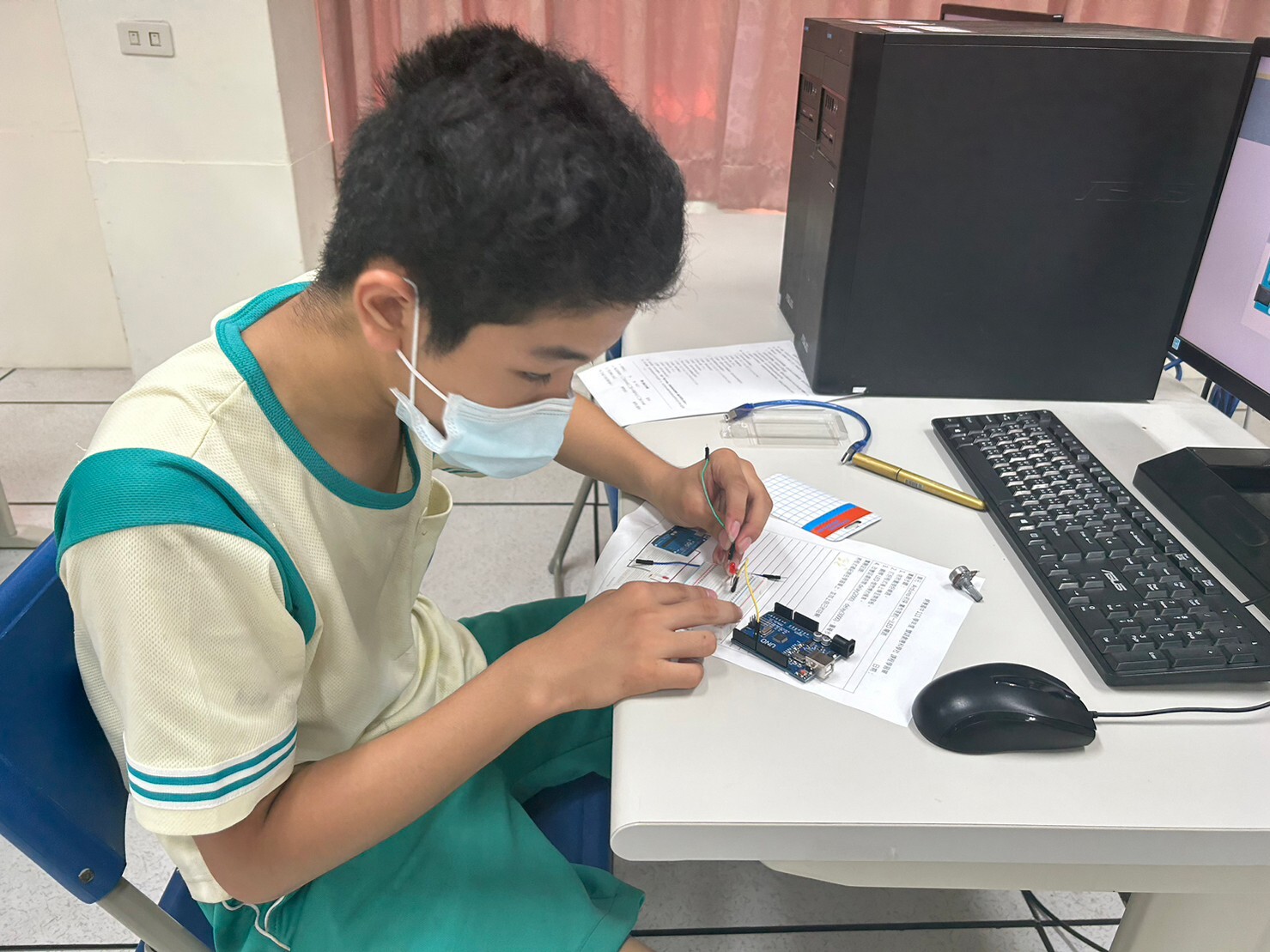 The "Science Communication Club" guides junior high school students at Municipal Ke-Liao Junior High School to explore scientific principles. 002