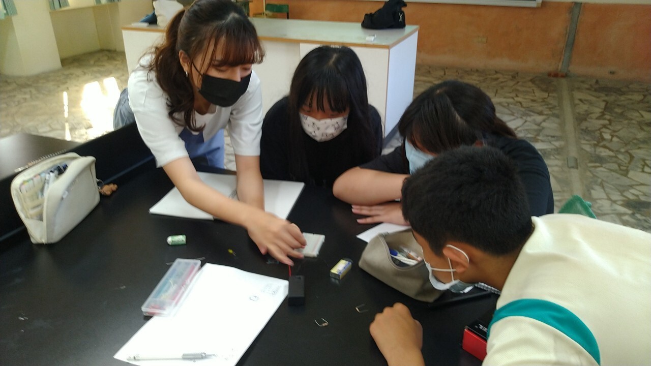 The "Science Communication Club" guides junior high school students at Municipal Ke-Liao Junior High School to explore scientific principles. 003