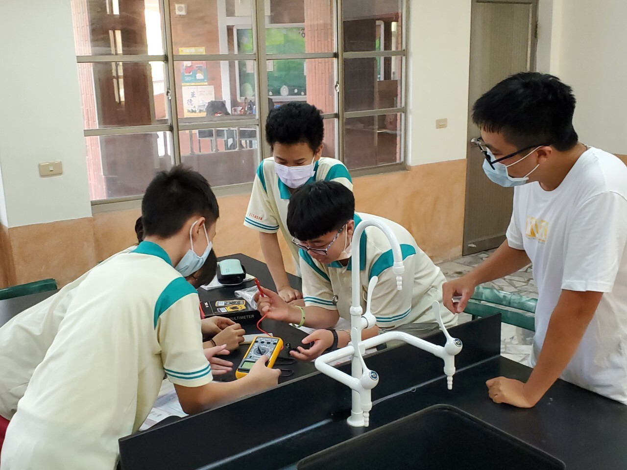The "Science Communication Club" guides junior high school students at Municipal Ke-Liao Junior High School to explore scientific principles. 004