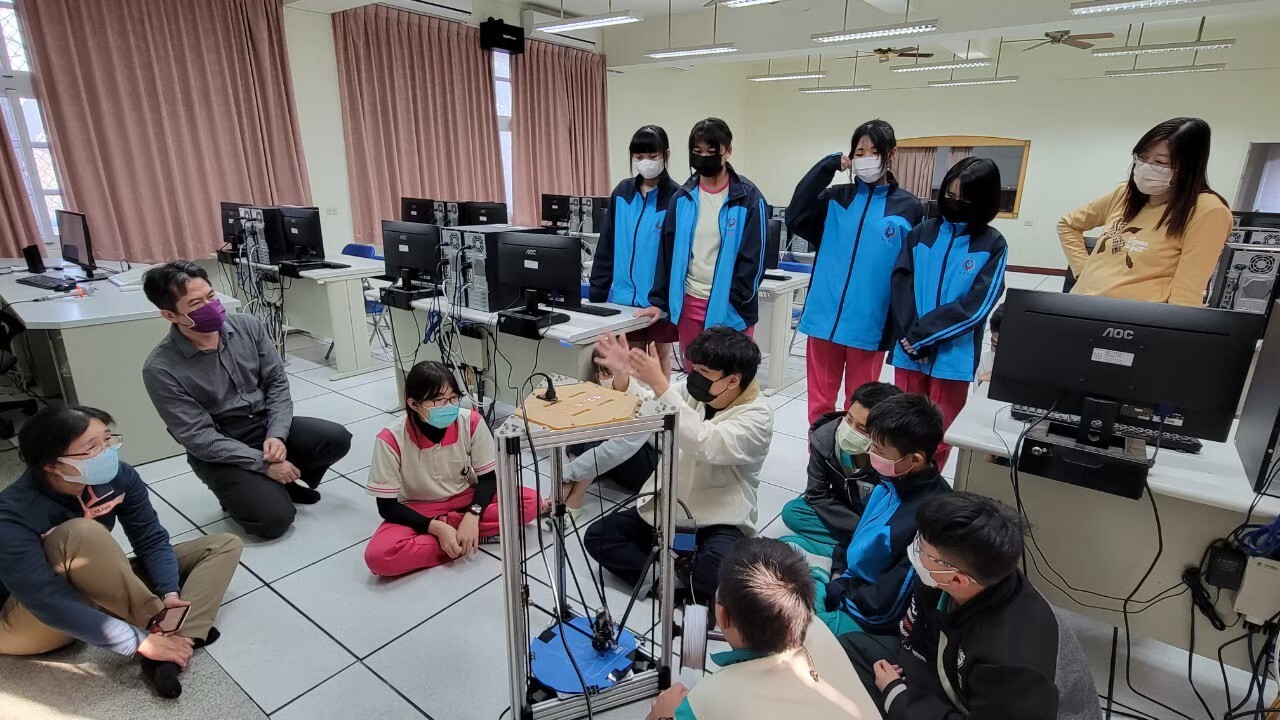 The "Science Communication Club" guides junior high school students at Municipal Ke-Liao Junior High School to explore scientific principles. 005