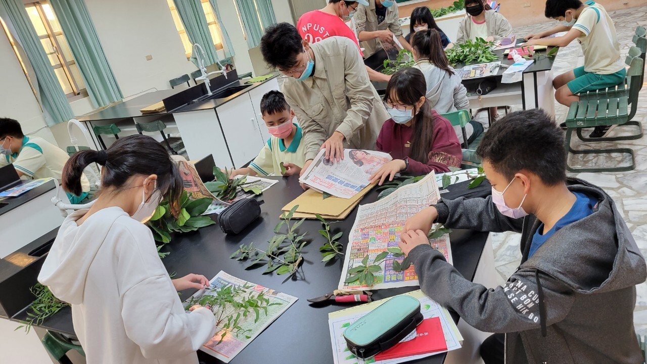 The "Science Communication Club" guides junior high school students at Municipal Ke-Liao Junior High School to explore scientific principles. 006