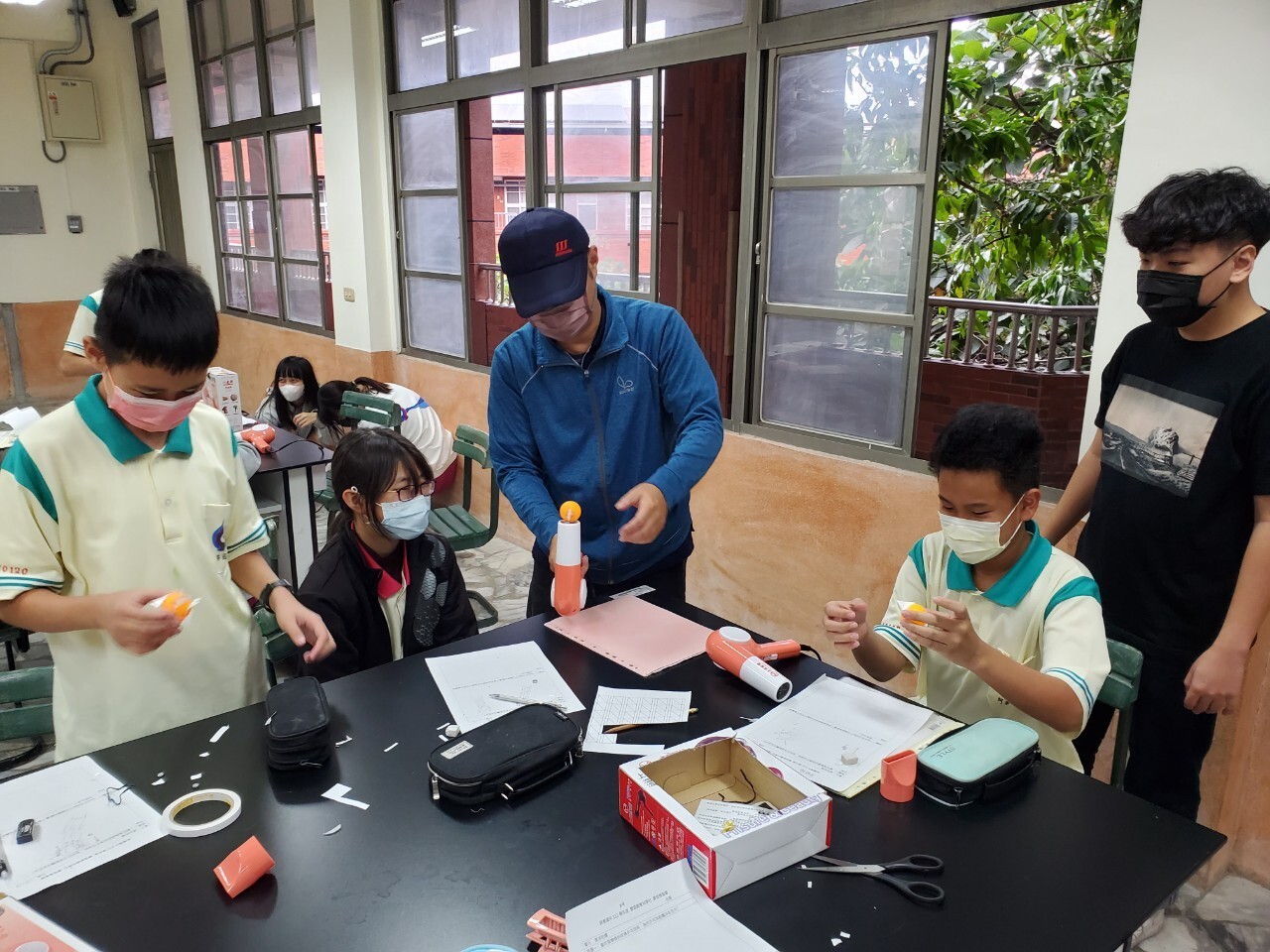 The "Science Communication Club" guides junior high school students at Municipal Ke-Liao Junior High School to explore scientific principles. 007