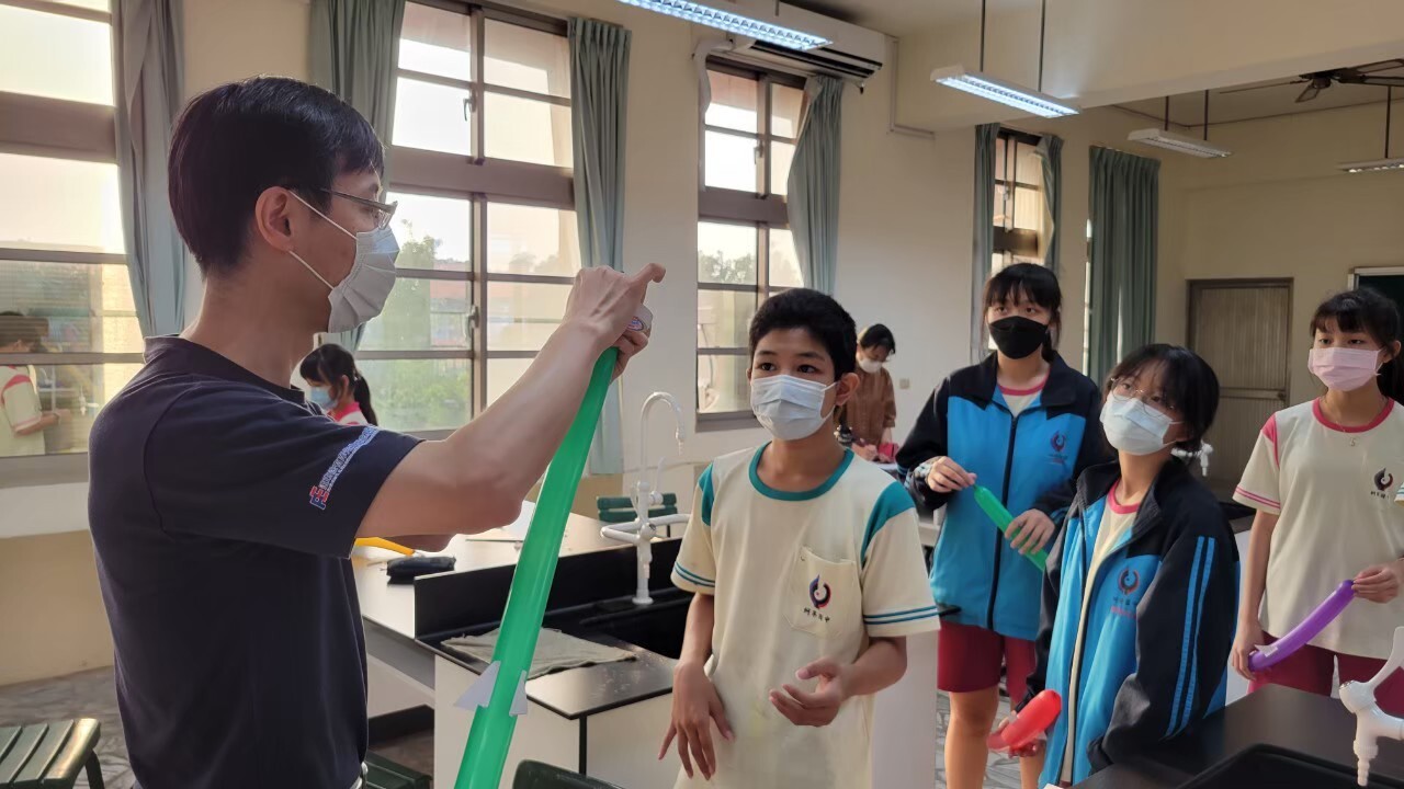 The "Science Communication Club" guides junior high school students at Municipal Ke-Liao Junior High School to explore scientific principles. 008