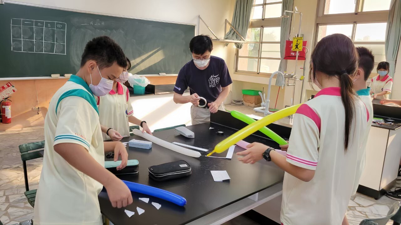 The "Science Communication Club" guides junior high school students at Municipal Ke-Liao Junior High School to explore scientific principles. 009