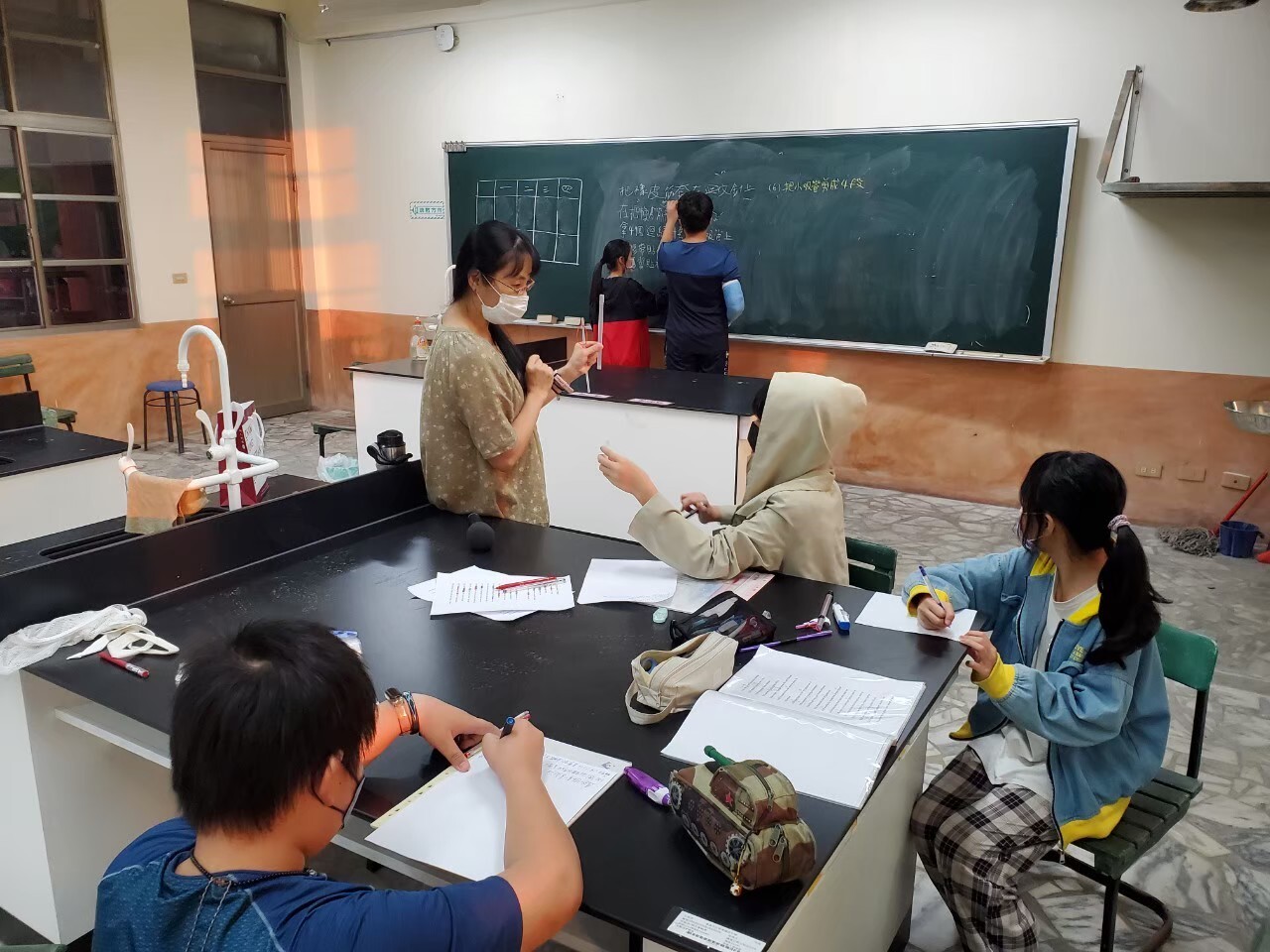 The "Science Communication Club" guides junior high school students at Municipal Ke-Liao Junior High School to explore scientific principles. 010