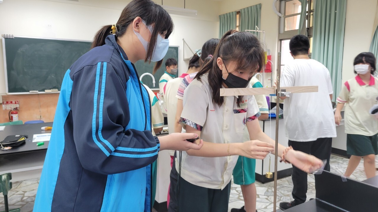 The "Science Communication Club" guides junior high school students at Municipal Ke-Liao Junior High School to explore scientific principles. 011