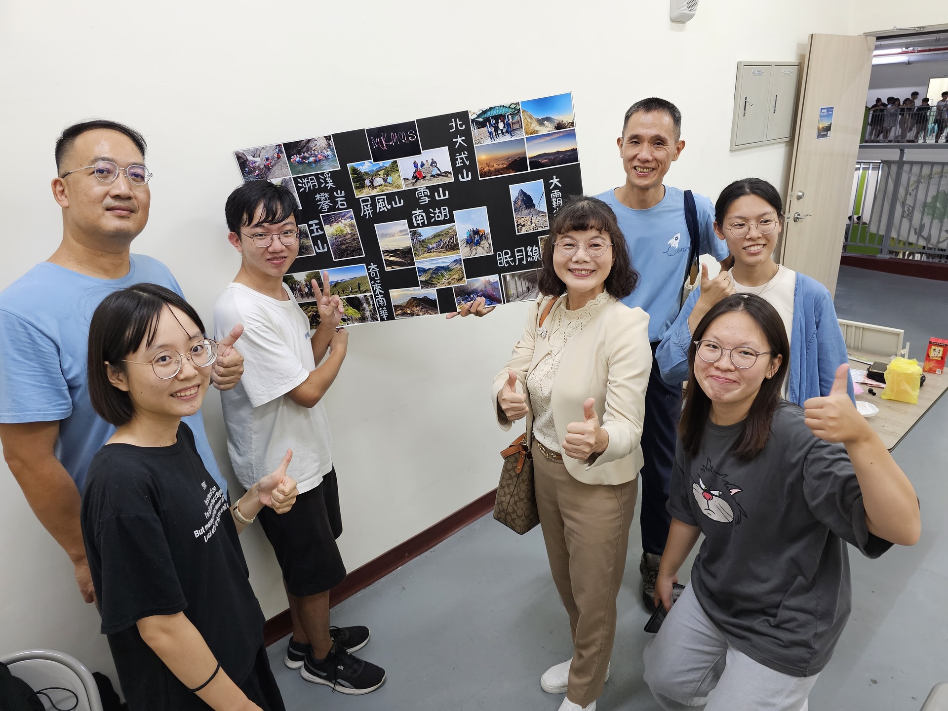 高雄大學「社團嘉年華」登場，校長陳月端訪視社團，與學生合影。
