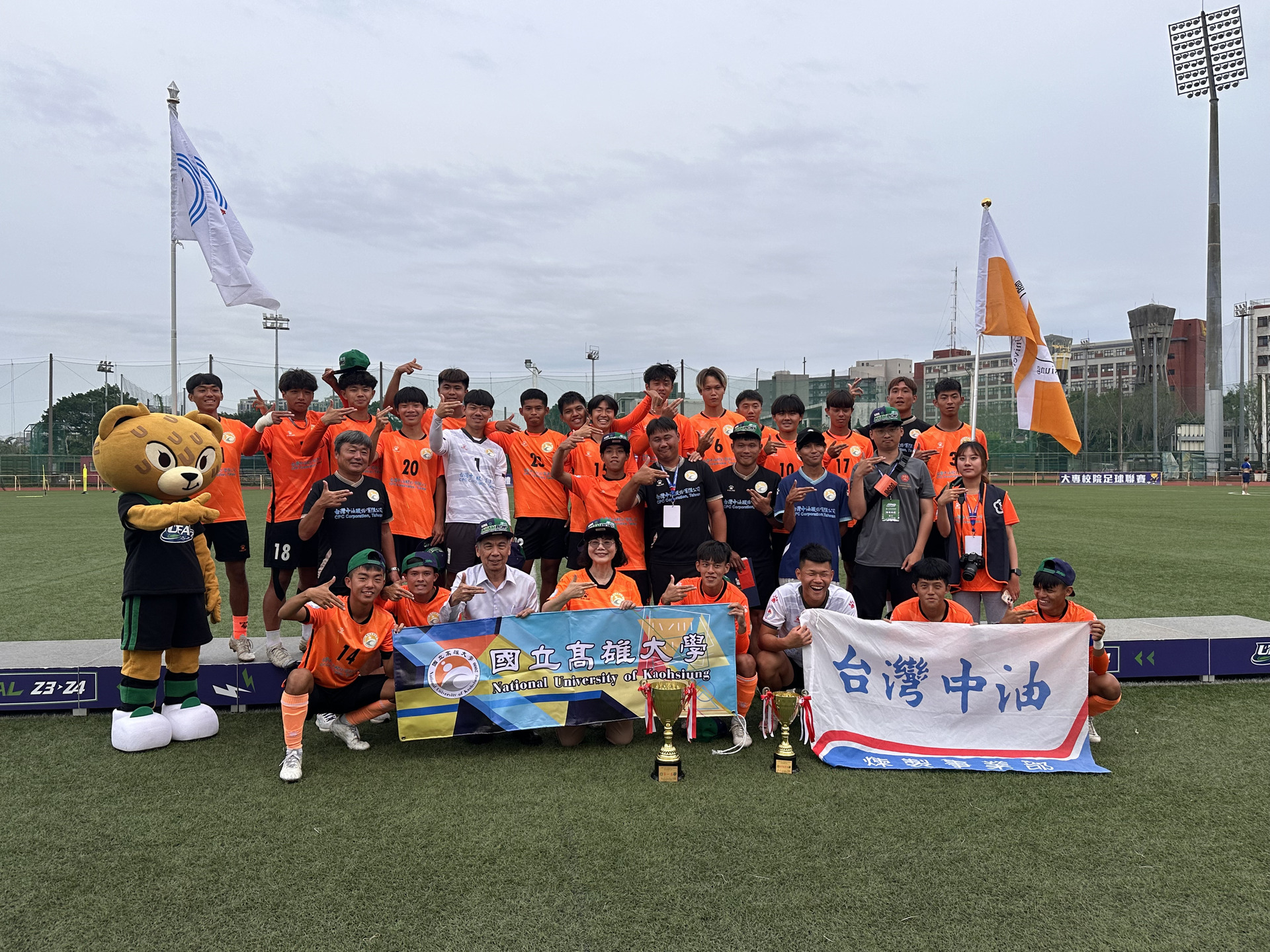高雄大學贏得本年度「大專校院足球聯賽男二級」冠軍，校長陳月端（前排左4）、台灣中油董事長李順欽（前排左3）與教練、球員共同合影慶祝。