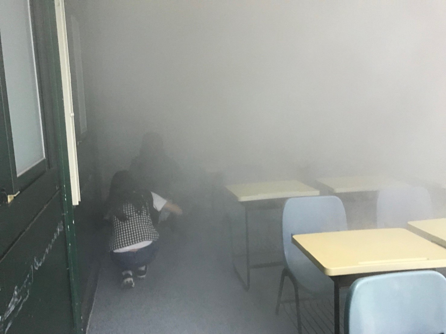 施放煙霧模擬火災