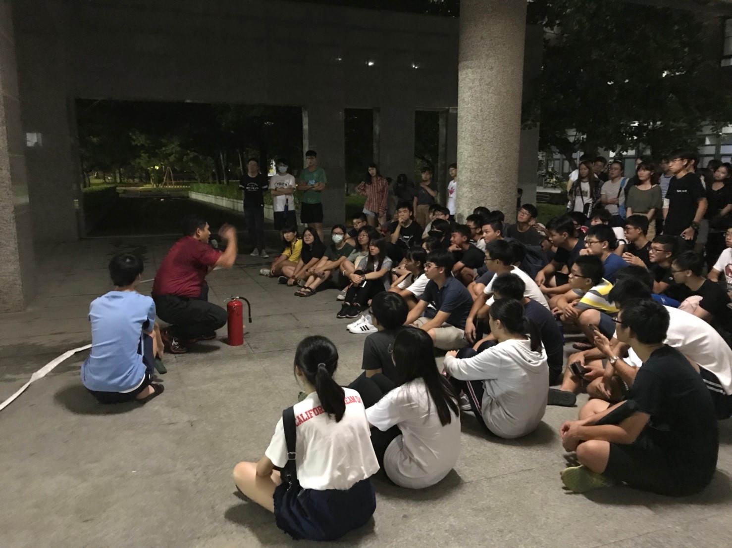 消防局說明滅火器之使用