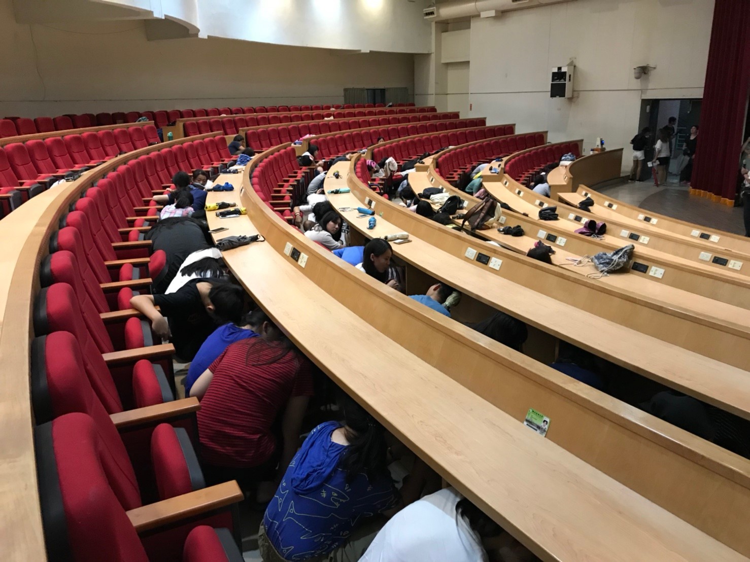 演講廳學生就近掩護