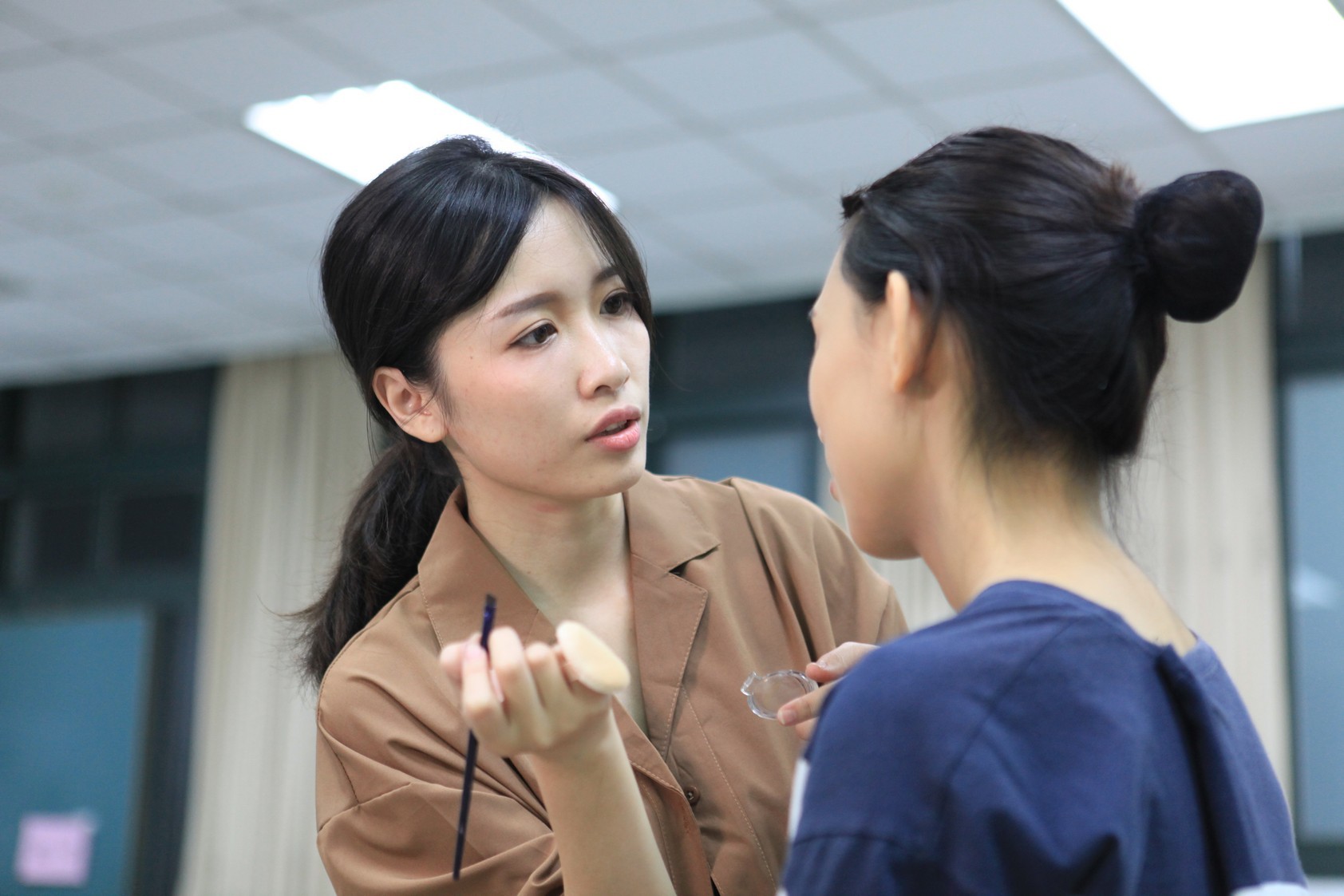 周怡君校友示範彩妝圖片