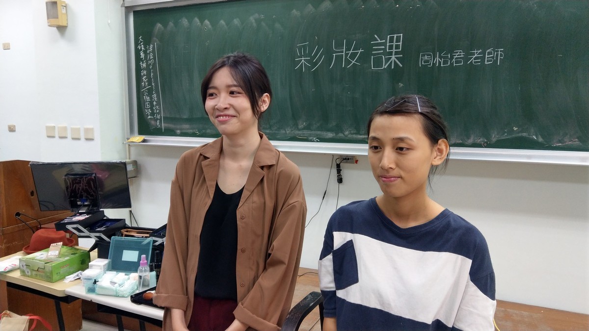 校友周怡君與彩妝模特圖片
