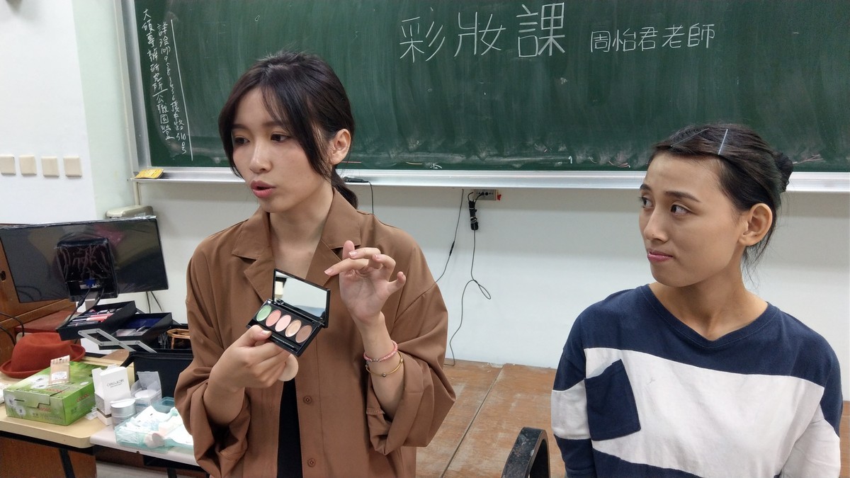 校友周怡君說明彩妝用品圖片