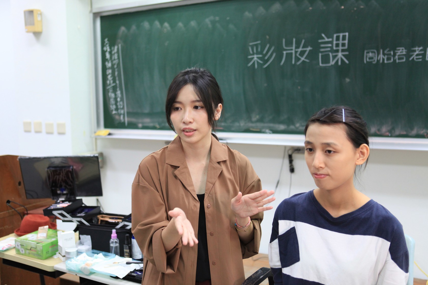 天生愛美彩妝課示範面部上粧圖片