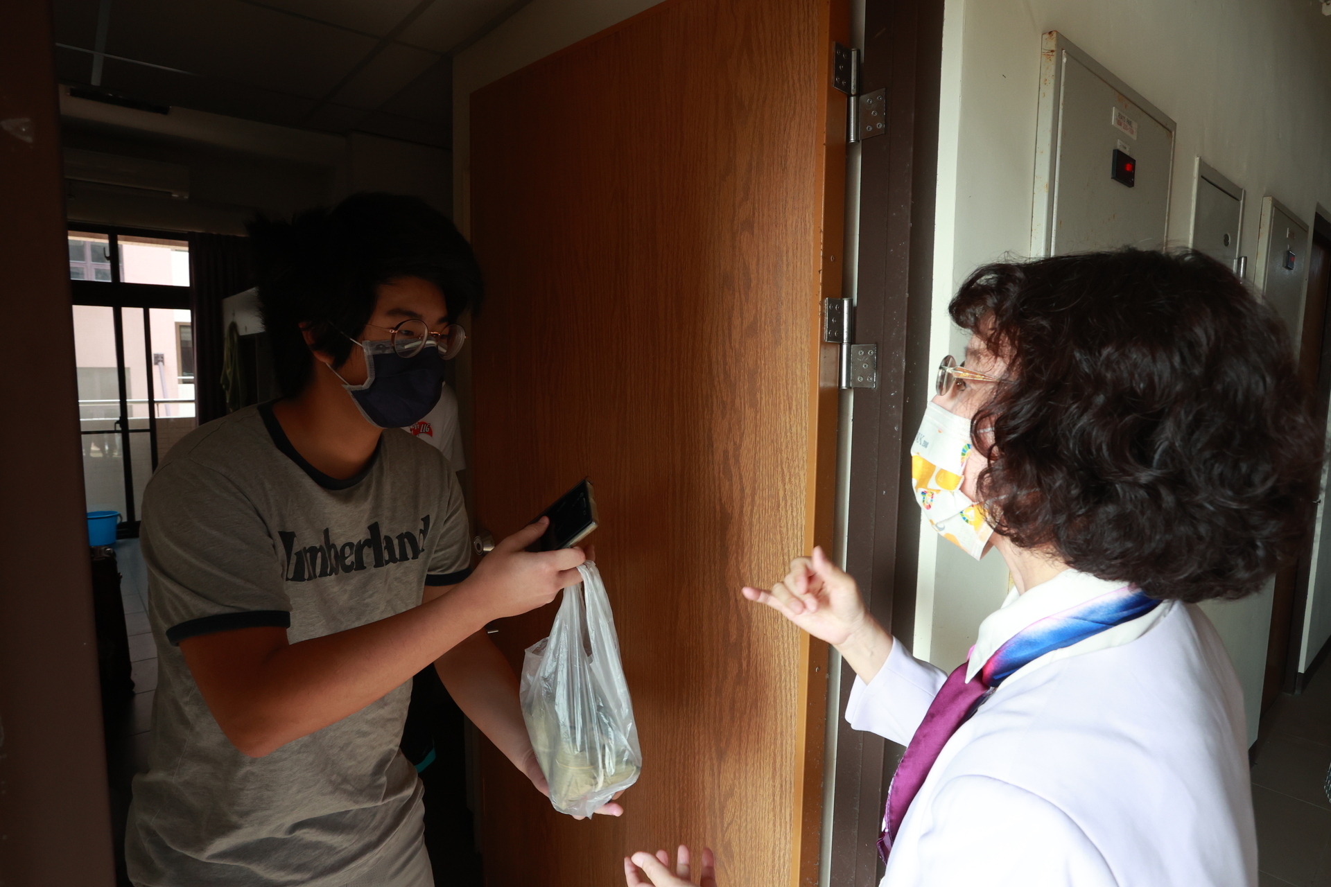 校長感謝住宿生配合防疫 致贈粽子賀端午 04