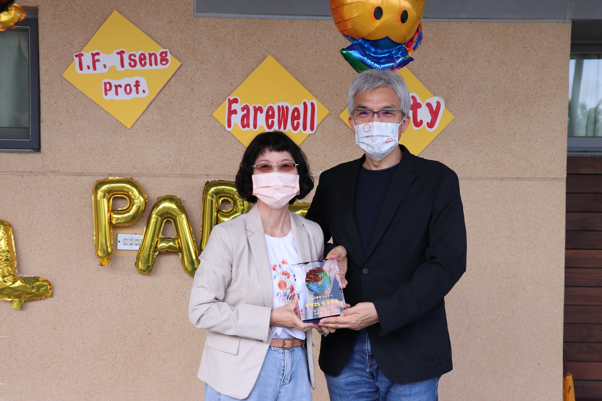 校長陳月端致贈紀念品圖片