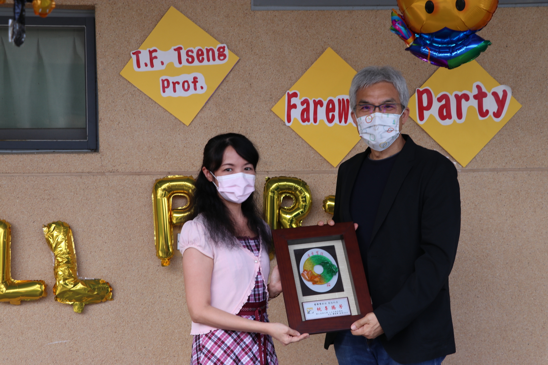 人文社會科學院長賴怡秀致贈紀念品圖片