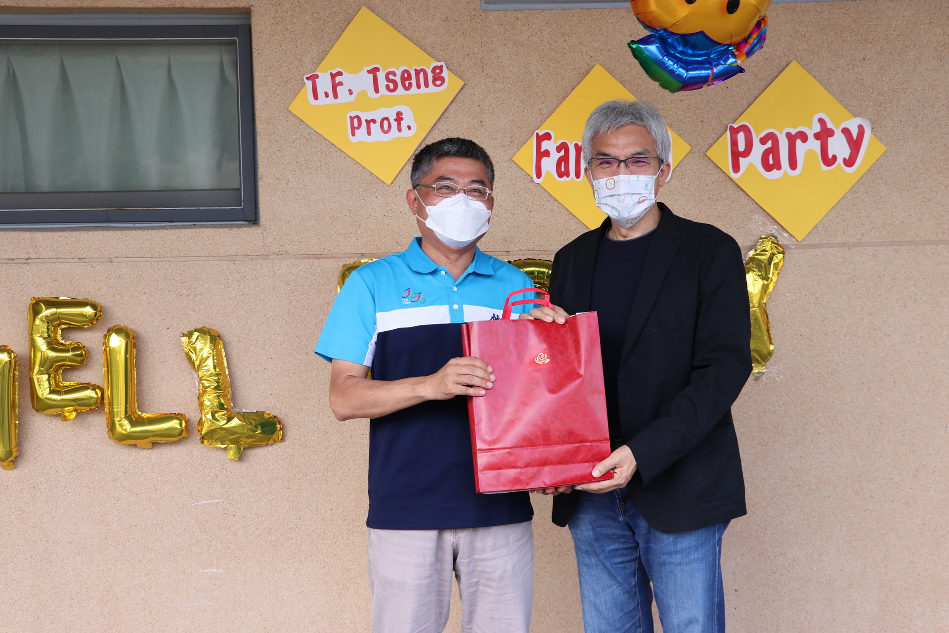 行政副校長吳宗芳致贈紀念品圖片