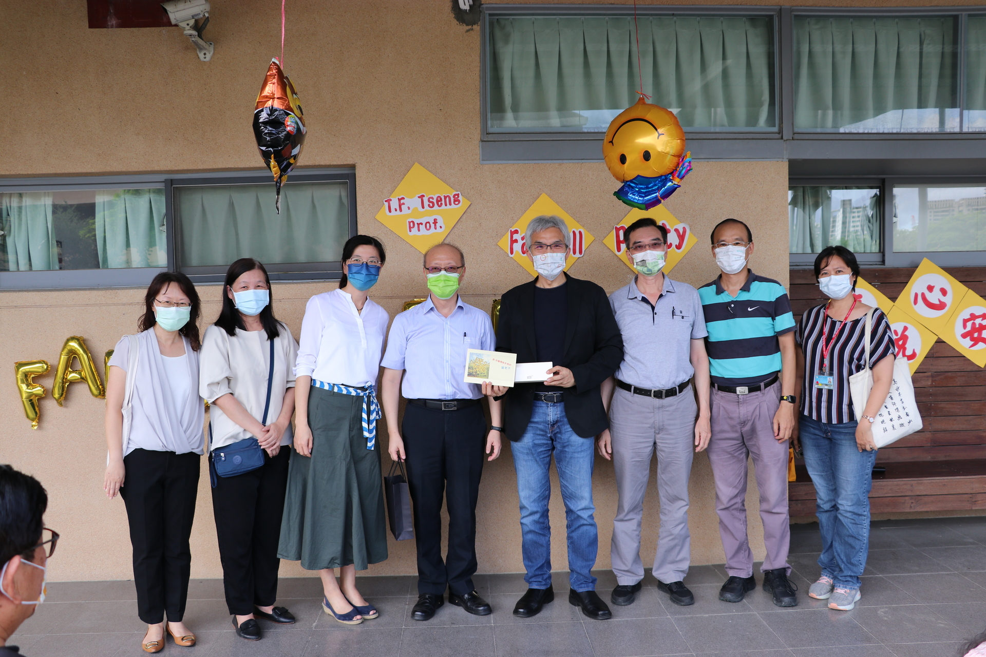 總務長童士恒暨總務處同仁致贈紀念品圖片