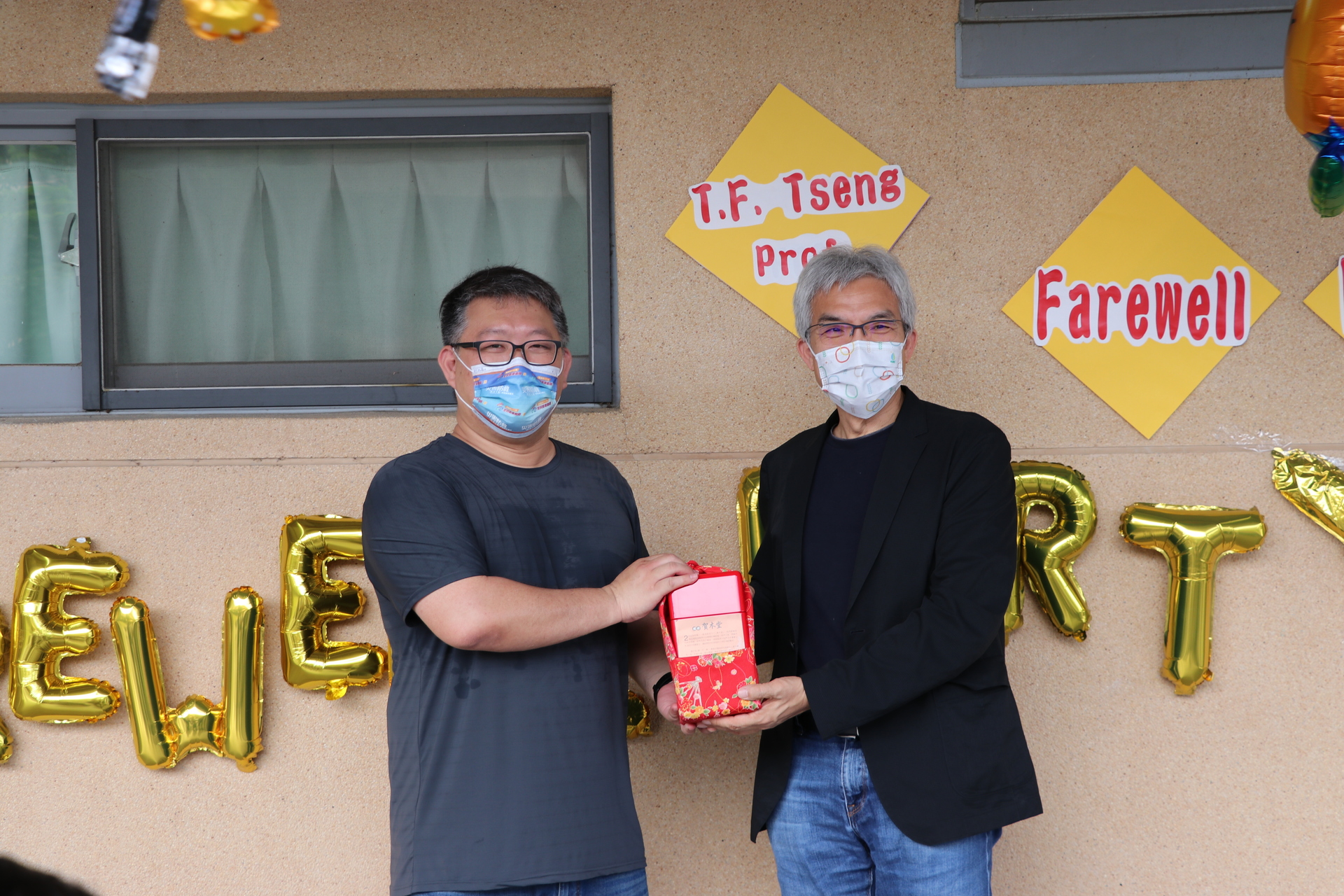 土環系主任吳明淏致贈紀念品圖片