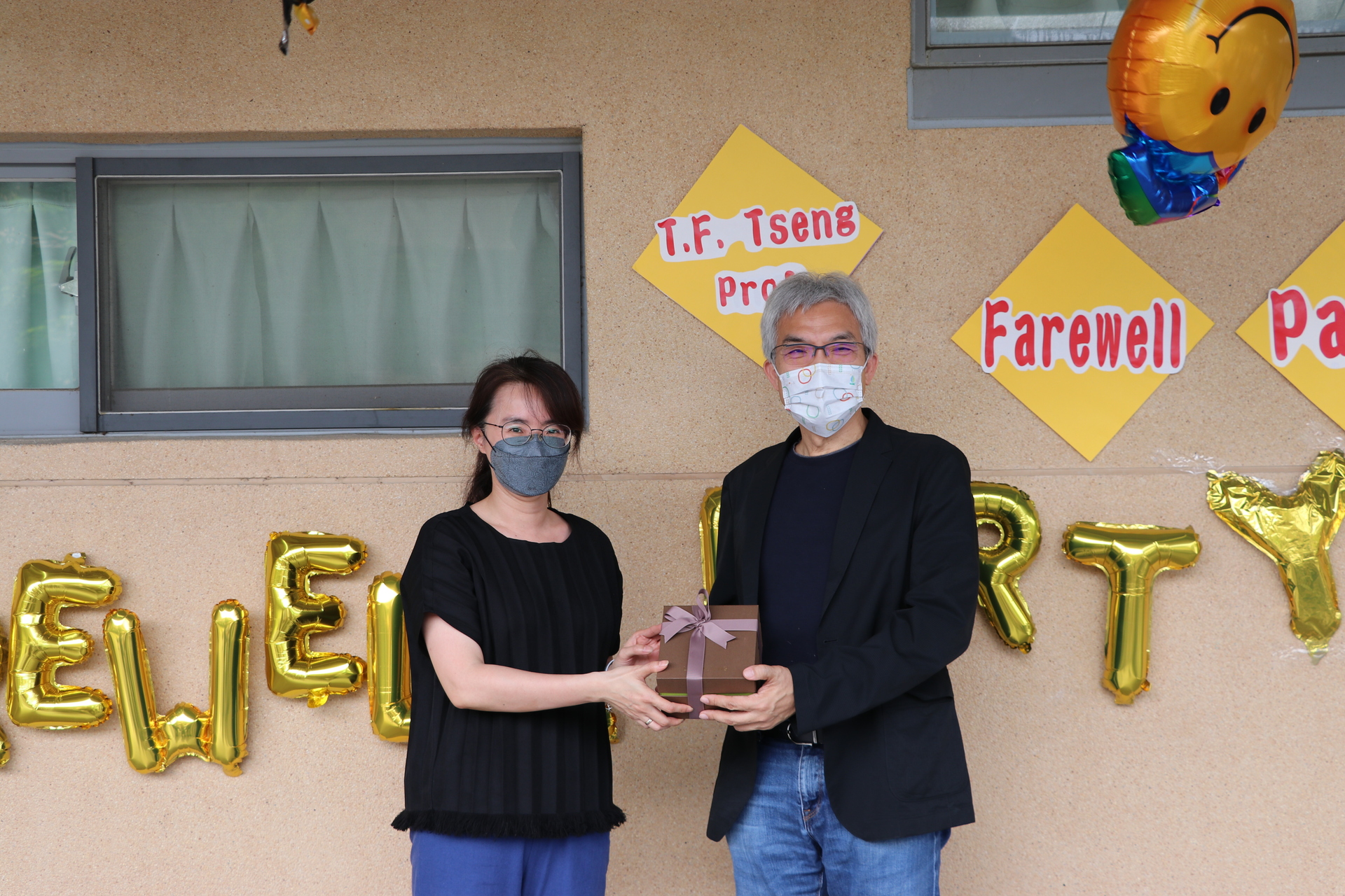 陳秀琴代表同仁致贈紀念品圖片