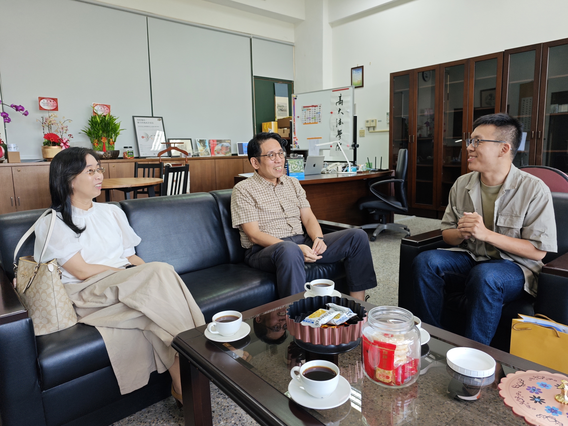 國立高雄大學法學院院長吳俊毅、法律學系系主任呂麗慧恭喜嘉勉112級系友蔡尚祐