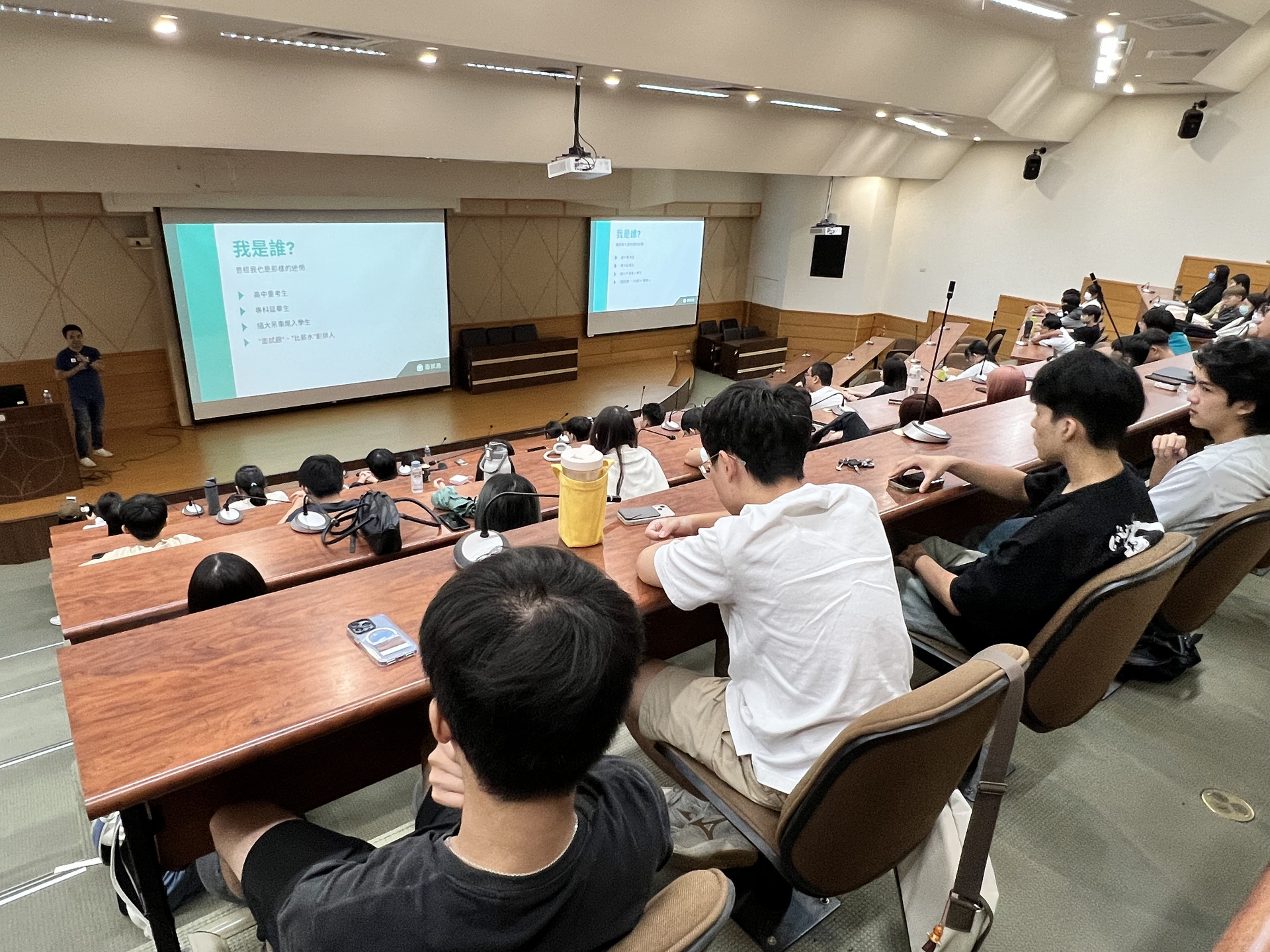 陳致宏以自身經驗勉勵在座同學，職涯的選擇從來沒有標準答案
