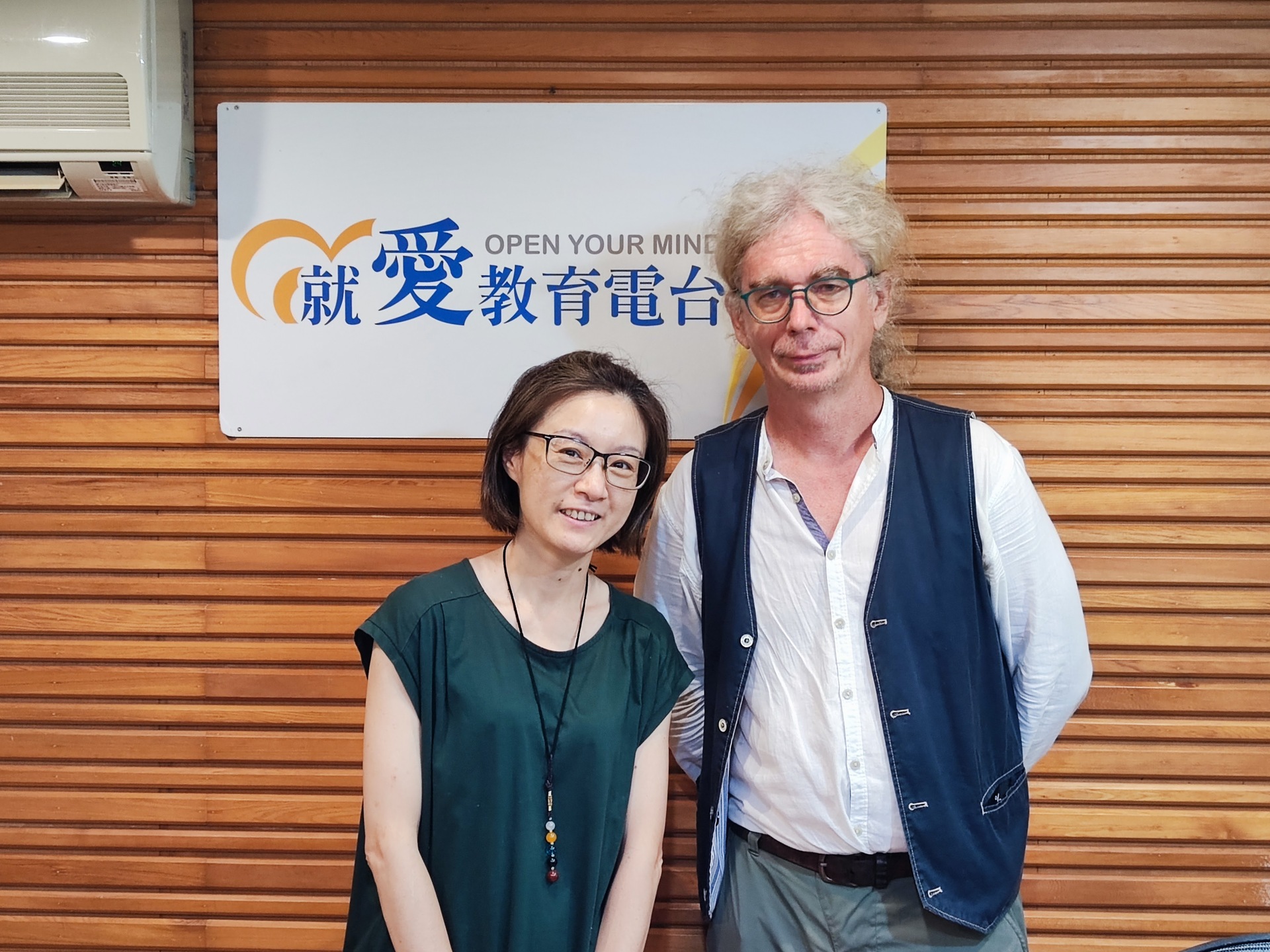 高雄大學西語系副教授奧利華（右）接受教育廣播電台Tea Time時光主持人Ruby專訪