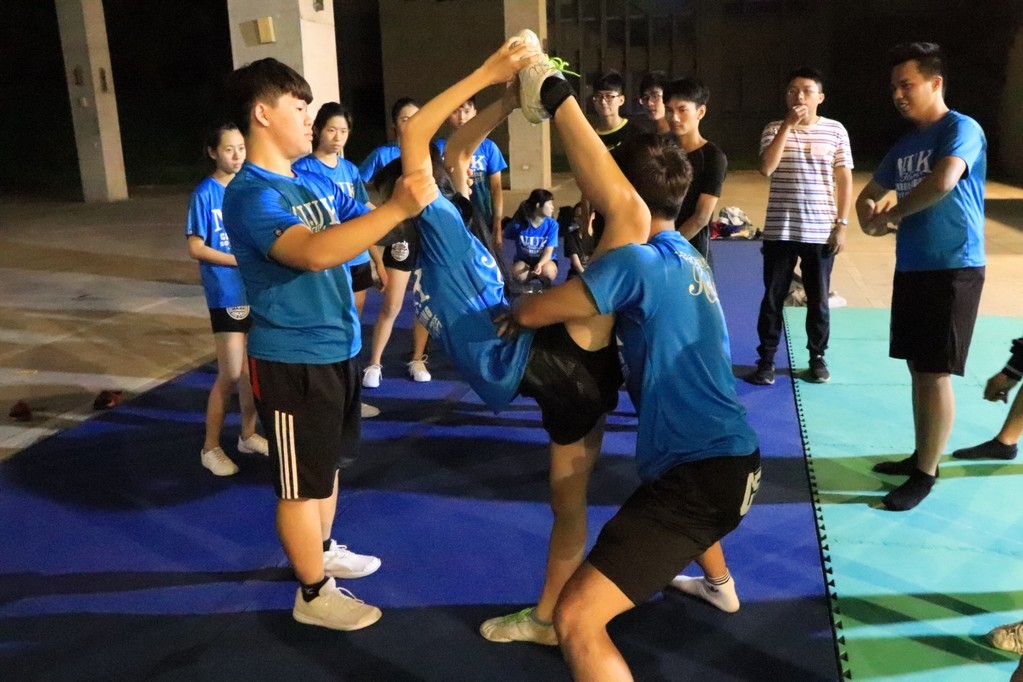 高雄大學競技啦啦隊每週一、二和四晚間6時30起，於圖資地下停車場進行練習。