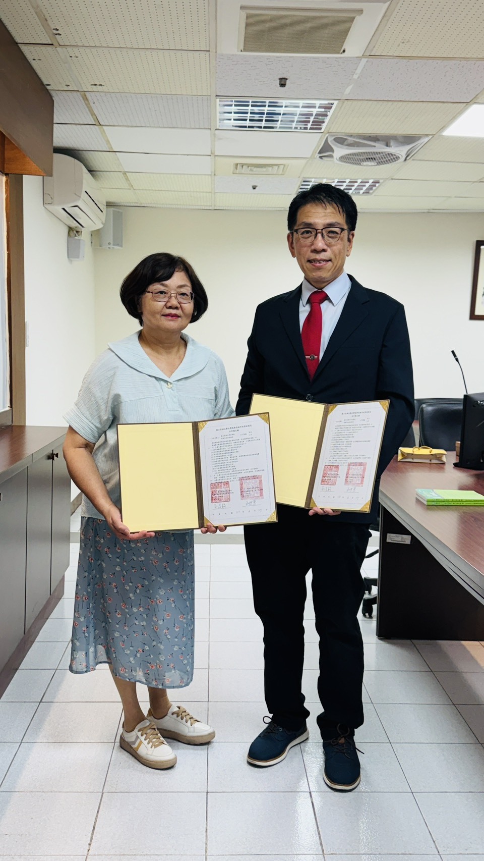高雄大學法學院院長吳俊毅（右）、高雄市政府法制局局長王世芳簽署MOU001