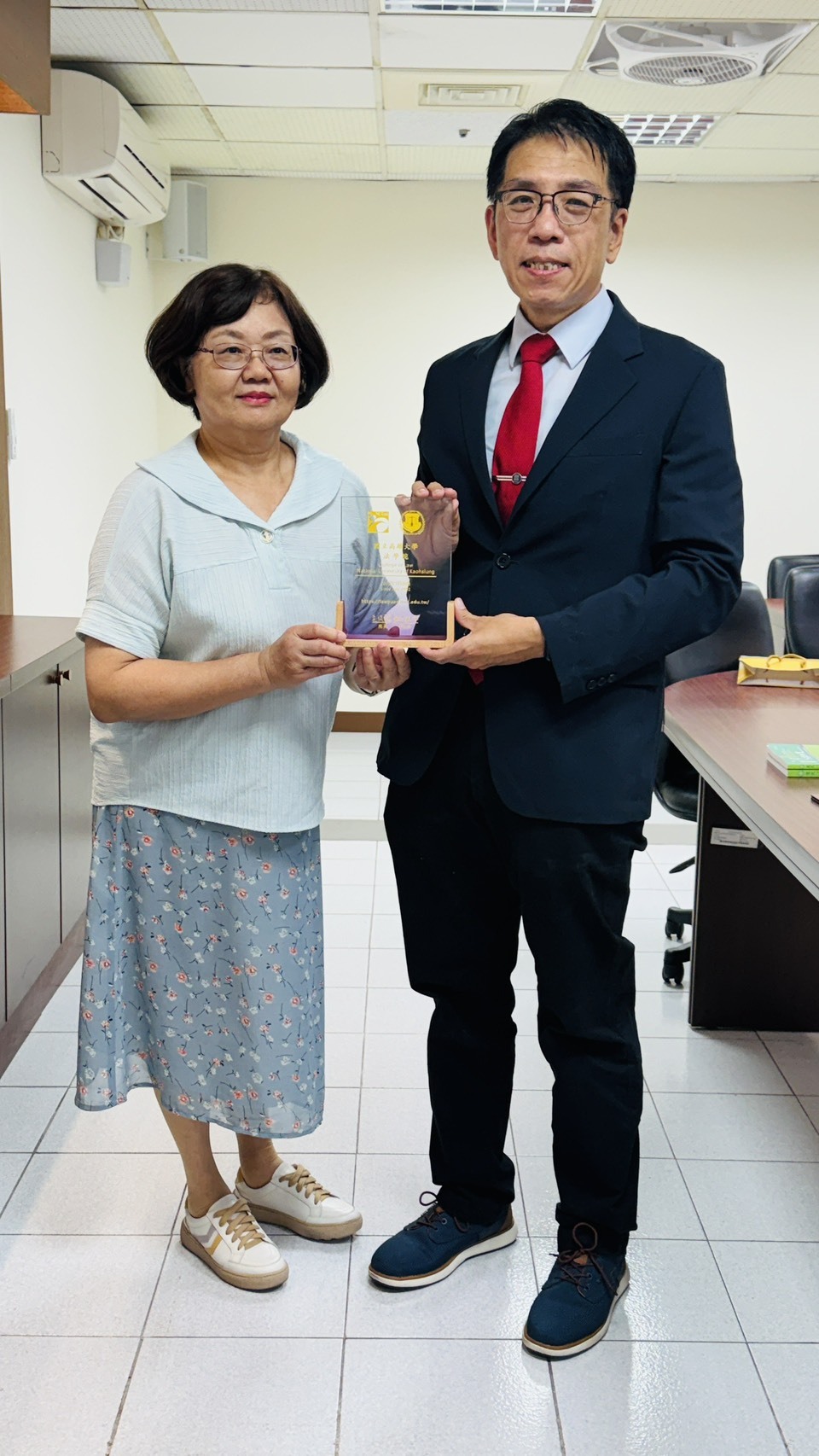 高雄大學法學院院長吳俊毅（右）、高雄市政府法制局局長王世芳簽署MOU002