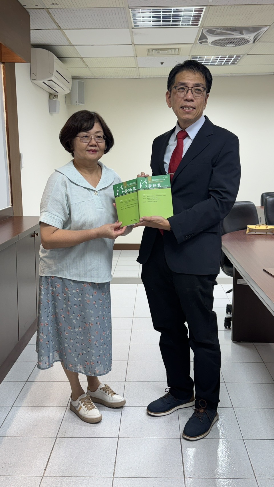 高雄大學法學院院長吳俊毅（右）、高雄市政府法制局局長王世芳簽署MOU003