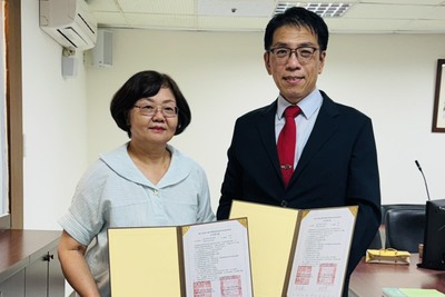 高雄大學法學院院長吳俊毅(右)、高雄市政府法制局局長王世芳簽署MOU