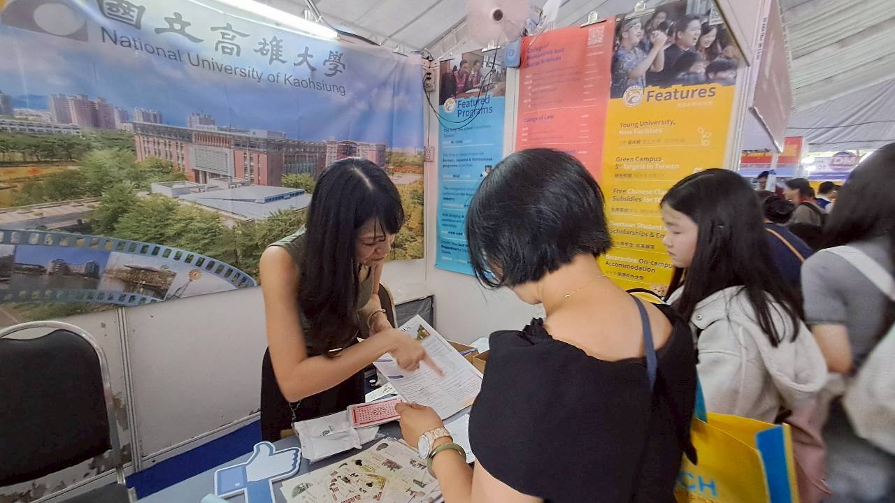 高雄大學前進越南招生 300餘名學生熱烈交流008