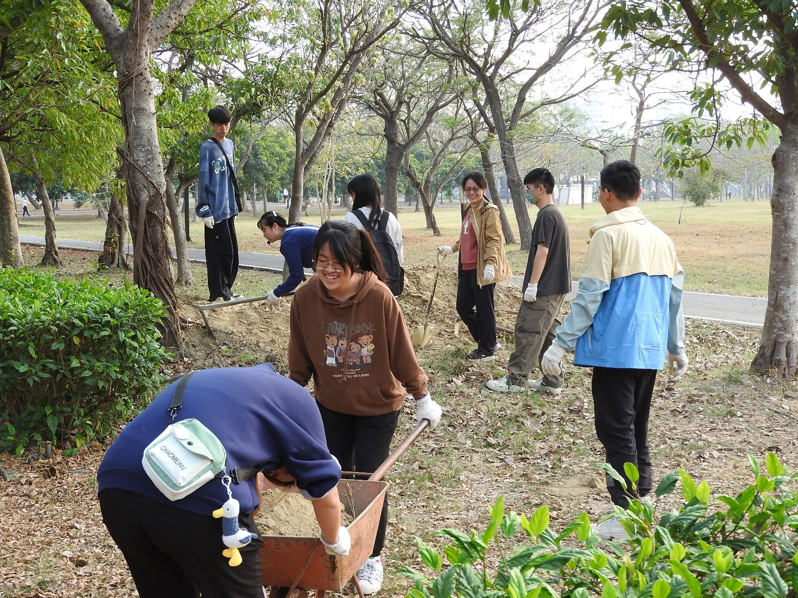服務學習學生參與校園植樹區苗木除草、外來入侵種清除及沃土搬運等校園服務實作課程004