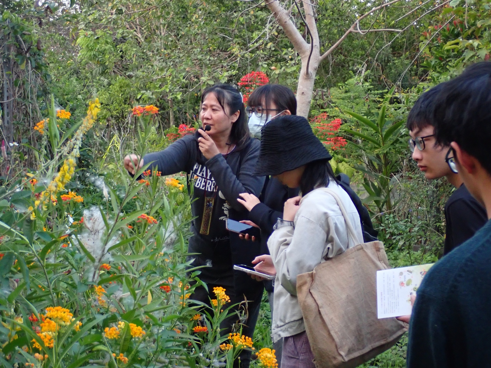 服務學習學生參與校園植樹區苗木除草、外來入侵種清除及沃土搬運等校園服務實作課程005