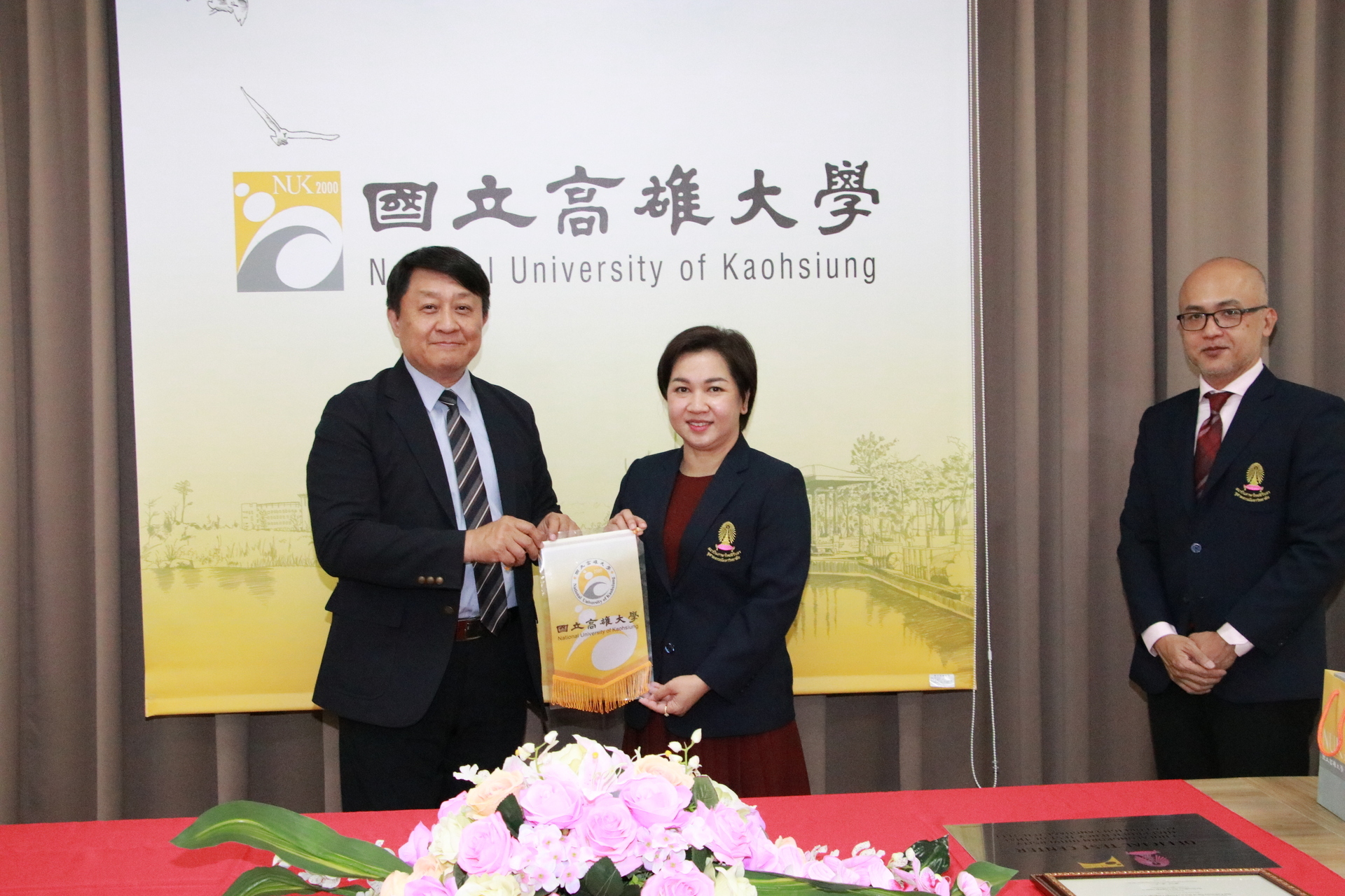 The only one in Taiwan, the National University of Kaohsiung receives the Thai Language Proficiency Test Center plaque from Chulalongkorn University, Thailand. 005Image