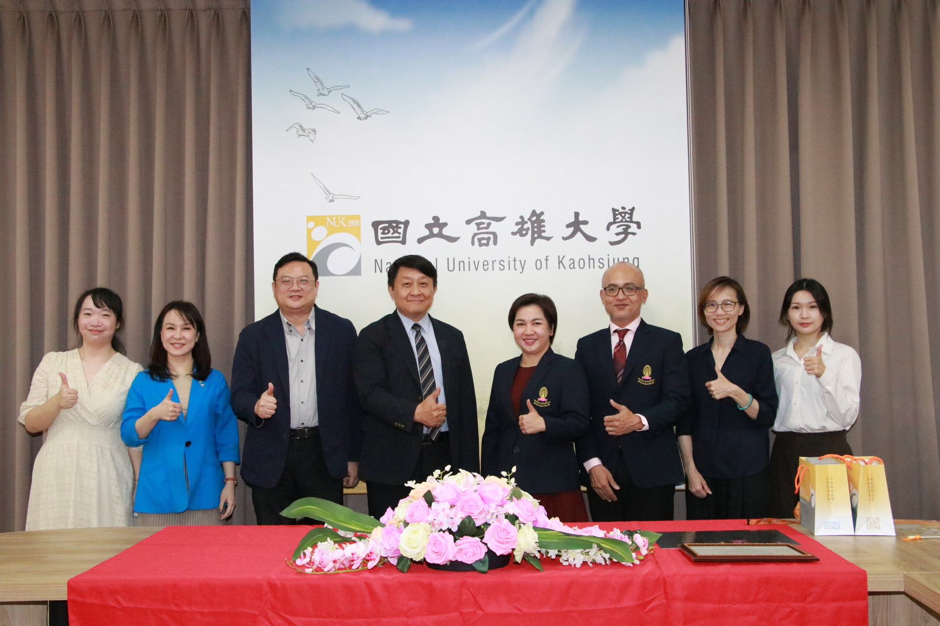 The only one in Taiwan, the National University of Kaohsiung receives the Thai Language Proficiency Test Center plaque from Chulalongkorn University, Thailand. 007Image