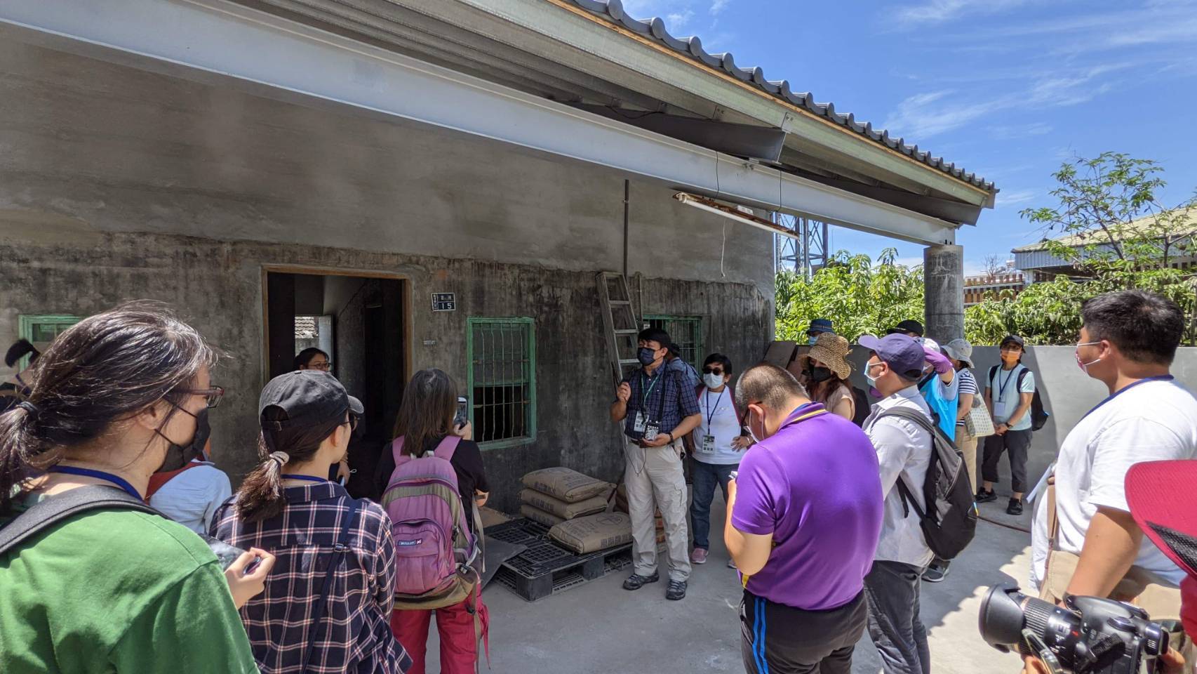 高雄大學教務長陳啟仁（藍色襯衫卡其褲者）5月8日帶領學員進行滇緬眷村的現地空間文化考察活動。