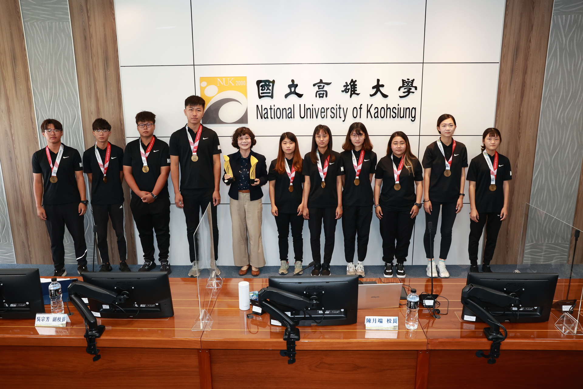 校長陳月端頒獎表揚評鑑績優社團愛樂社、全大運績優學生。