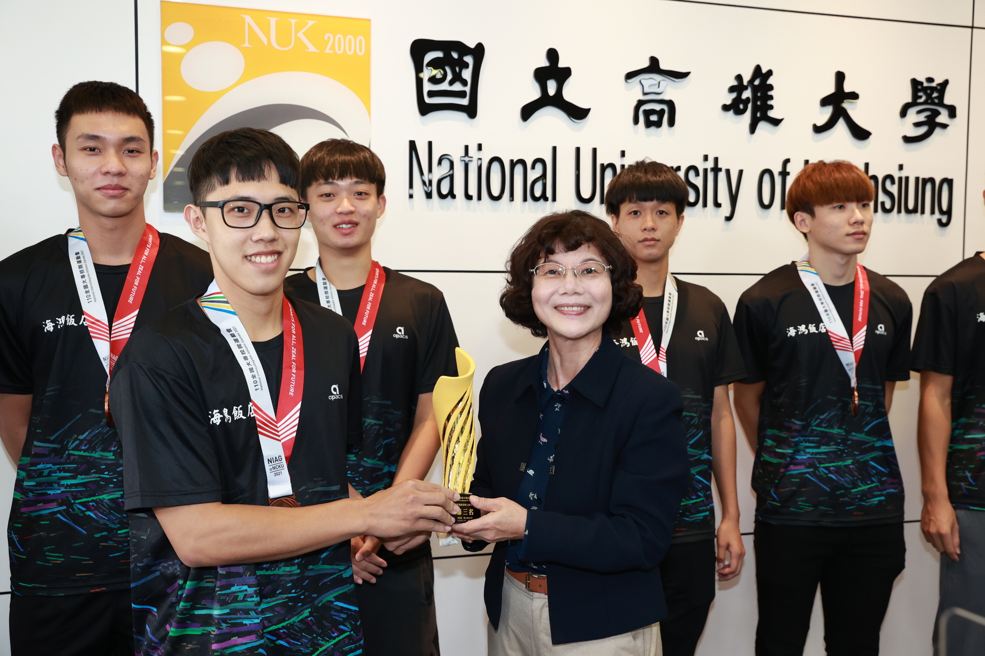 校長陳月端頒獎表揚全大運績優學生03