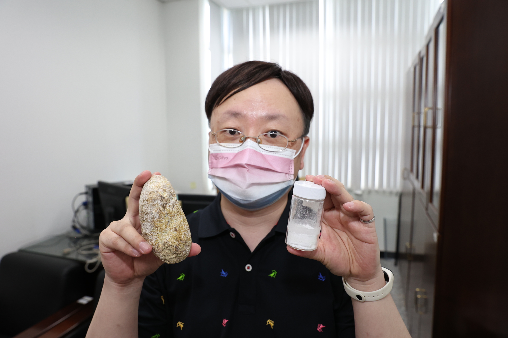 生科系教授鄭竣亦展示柯先生拾獲之龍涎香（圖左），以及以其他龍涎香純化後的龍涎香素（白色粉末）。