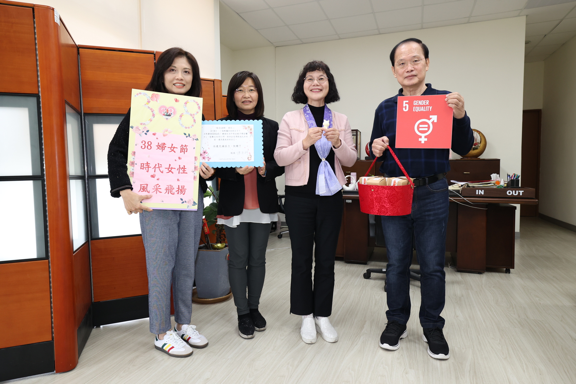 高雄大學校長陳月端貼心為女性教職員準備療癒小物， 祝福婦女節快樂_003