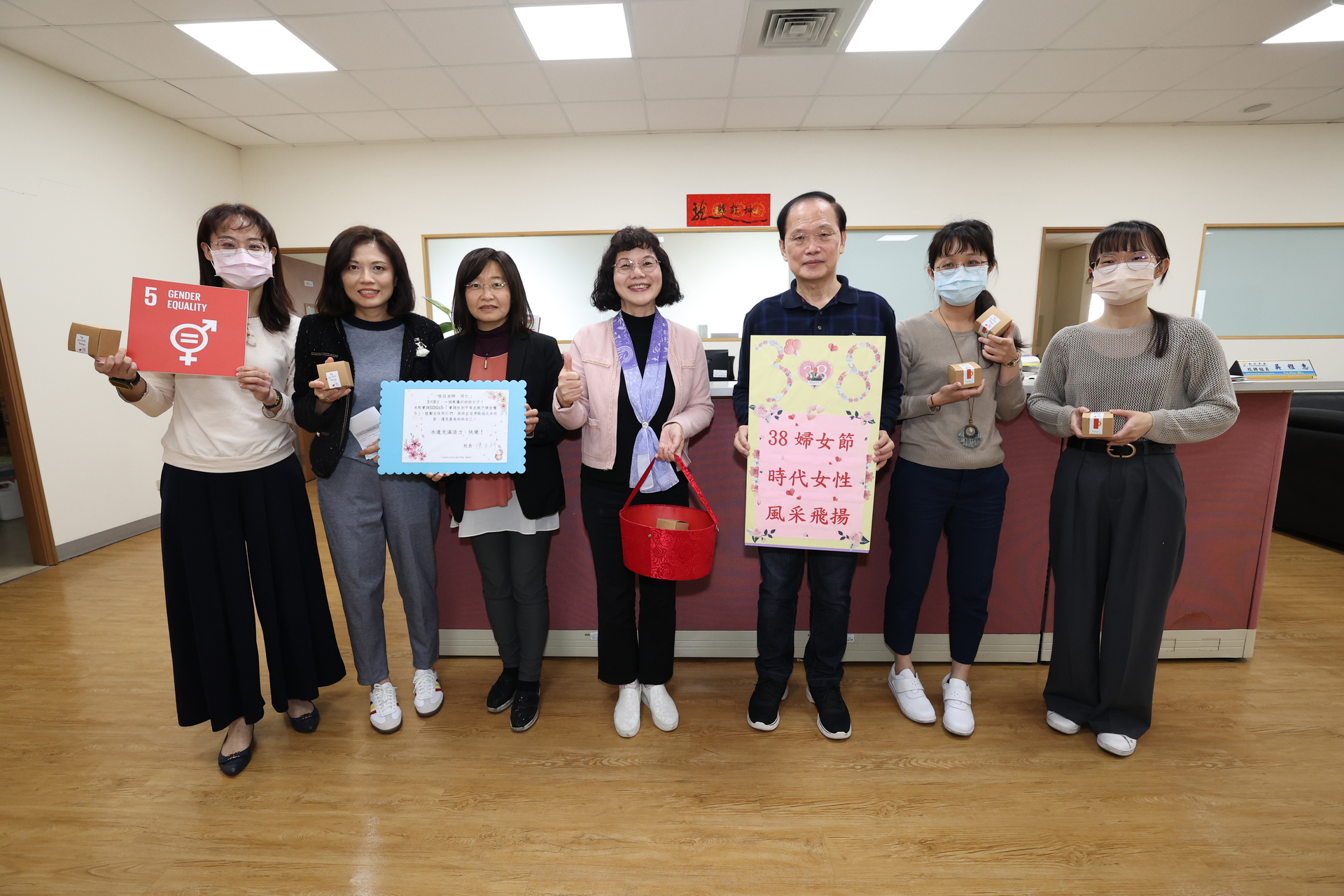 高雄大學校長陳月端貼心為女性教職員準備療癒小物， 祝福婦女節快樂_004