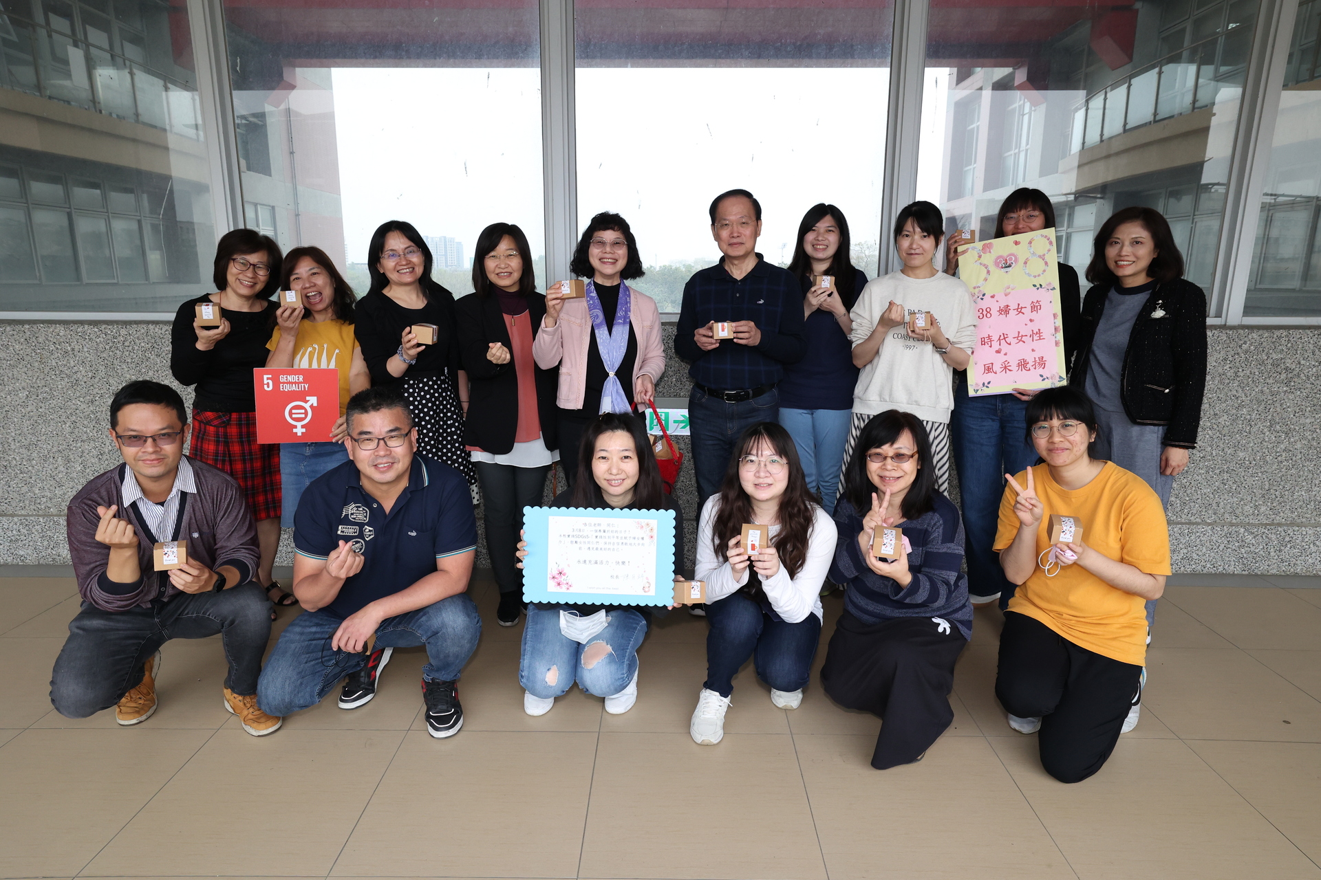 高雄大學校長陳月端貼心為女性教職員準備療癒小物， 祝福婦女節快樂_006